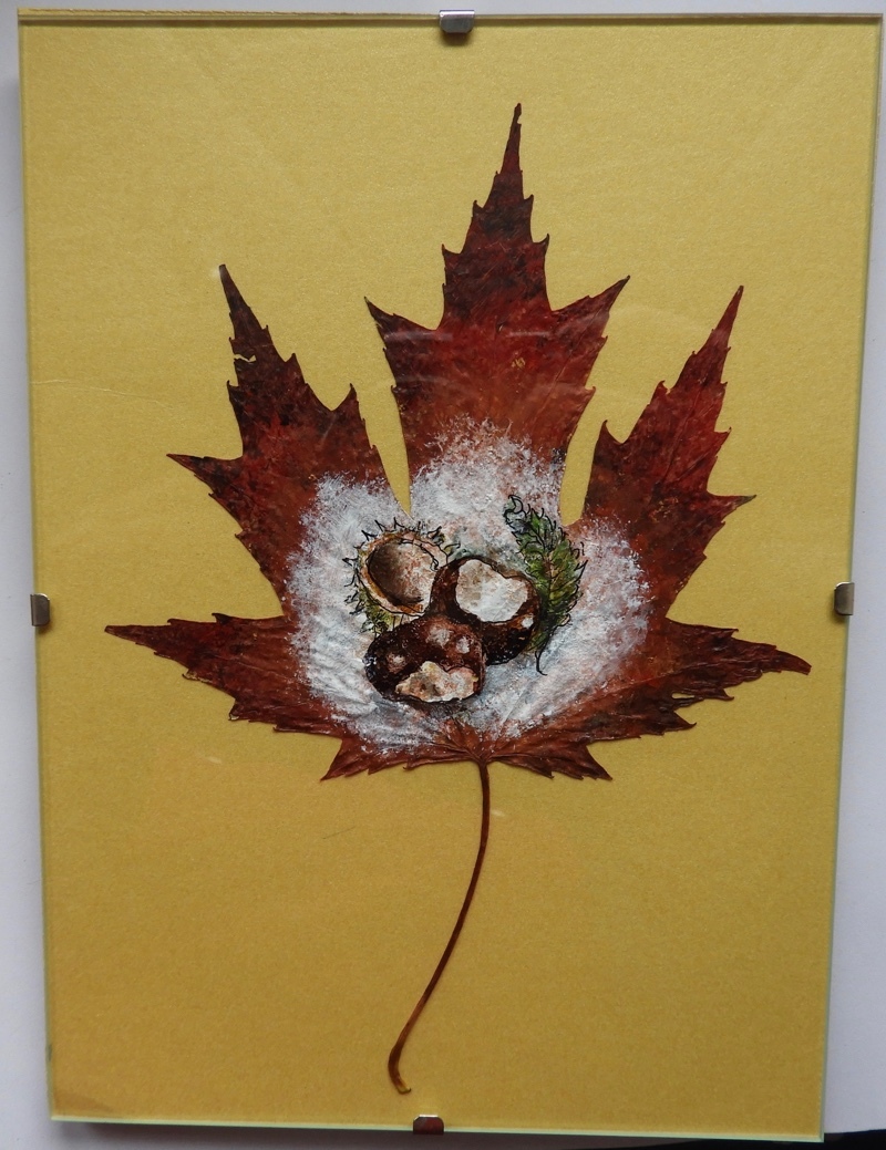 Kastanien auf Ahornblatt