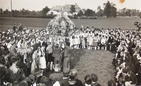 Erntedankfest 1938 auf der Wiese, wo später das Lager entstand, hinten - Gruber Müller