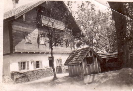 Das alte Lokomoar-Haus in Thalham mit dem legendären Hühnerstall, da drin durften wir spielen!
